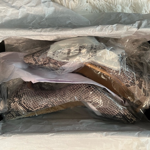 Banana Republic Madison-Nove Pumps - NWT - Picture 16 of 16